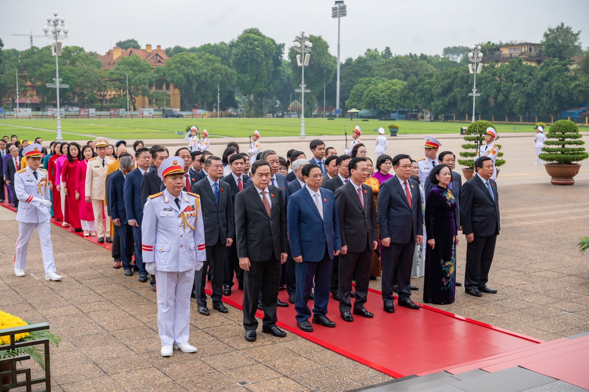 Lãnh đạo Đảng, Nhà nước và các đại biểu Quốc hội vào lăng viếng Chủ tịch Hồ Chí Minh trước kỳ họp thứ 6, Quốc hội khóa XV