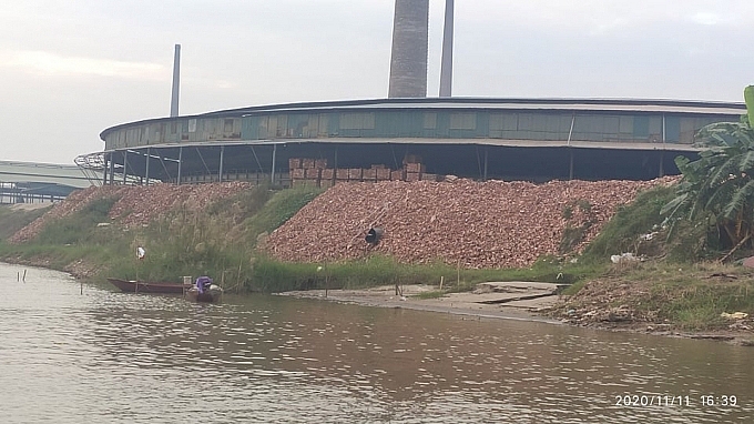 Hưng Yên: Lấn chiếm sông Hồng để xây dựng lò gạch