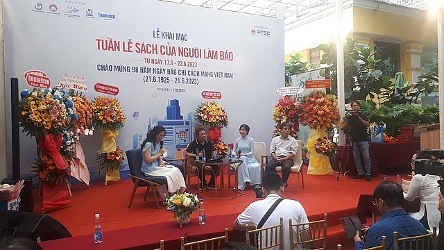 Các tác giả, nhà báo Bùi Phan Thảo, Bùi Tiểu Quyên, Lê Minh Quốc và Lại Văn Long trò chuyện tại buổi lễ khai mạc.