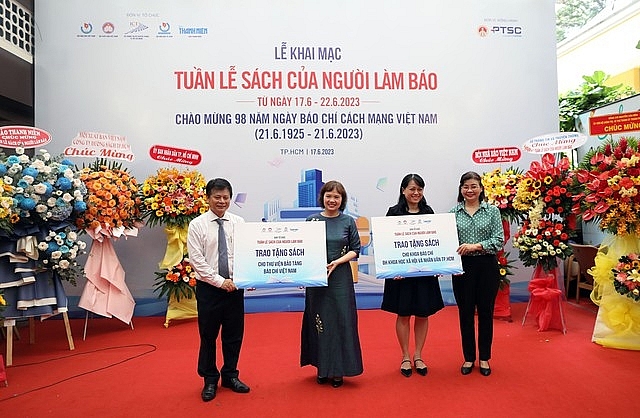 Ban tổ chức (bên trái và phải) tặng sách cho Bảo tàng Báo chí Việt Nam và Khoa báo chí, Trường Đại học KHXH&NV TP.HCM.