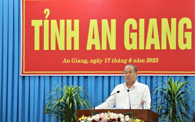 Chủ tịch UBND tỉnh An Giang Nguyễn Thanh Bình báo cáo tình hình kinh tế - xã hội của tỉnh An Giang.