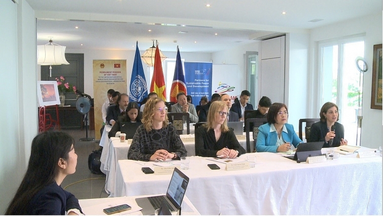 Bà Luisa Bernal (ngoài cùng bên phải), chuyên gia tài chính và phát triển bền vững, Văn phòng UNDP tại Geneva phát biểu tại Hội thảo.
