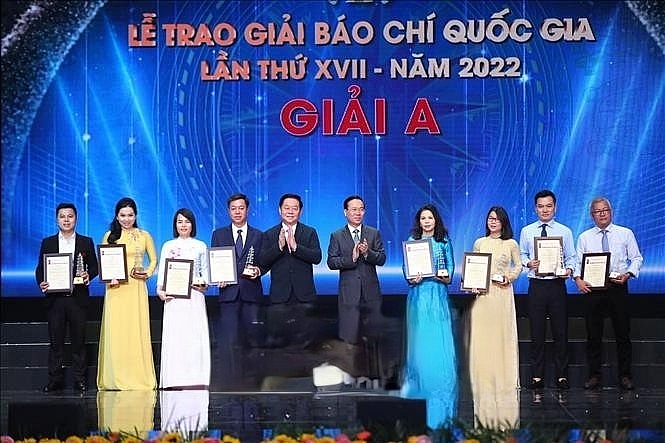 Chủ tịch nước Võ Văn Thưởng và Trưởng Ban Tuyên giáo Trung ương Nguyễn Trọng Nghĩa trao giải A cho tác giả, đại diện nhóm tác giả. 