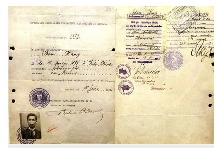 Giấy thông hành và visa vào Nga của Bác vời tên Chen Vang.(Ảnh tư liệu)