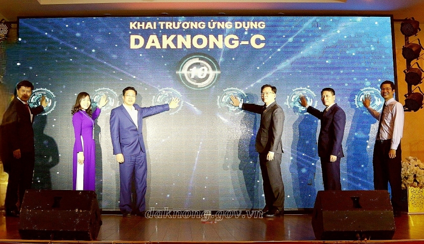 Lãnh đạo tỉnh nhấn nút khai trương “Phần mềm ứng dụng dành cho người dân và doanh nghiệp” DAKNONG-C. (Ảnh: daknong.gov.vn)