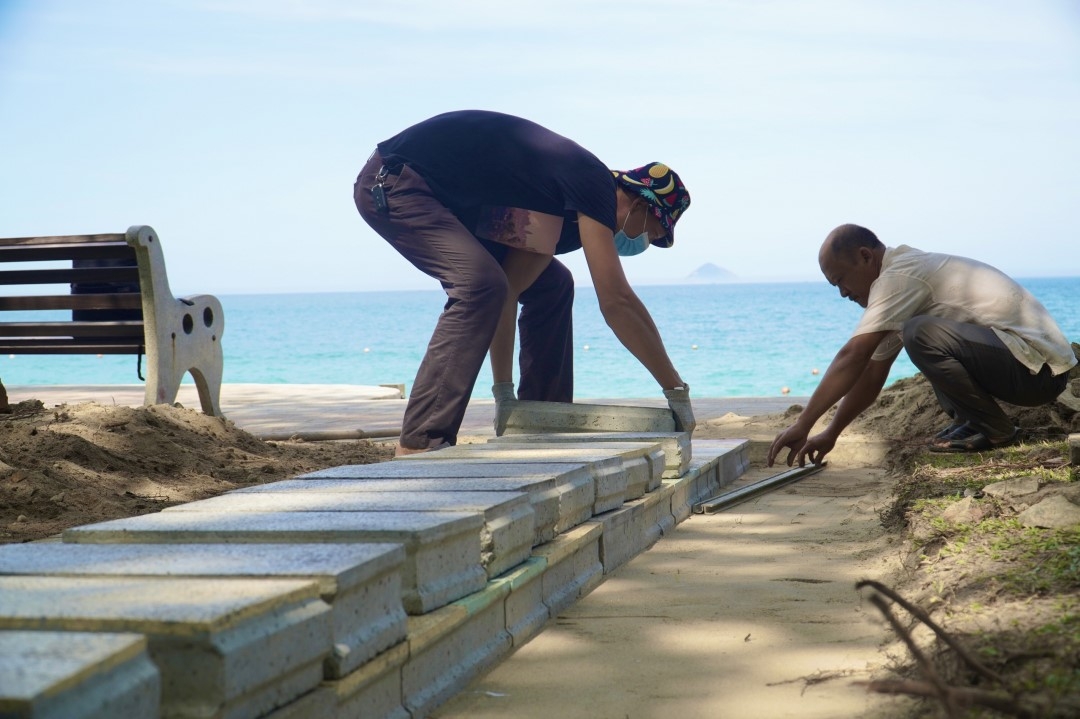 Nha Trang: Thi công đoạn đường bê tông từ rác thải nhựa Nha Trang: Thi công đoạn đường bê tông từ rác thải nhựa