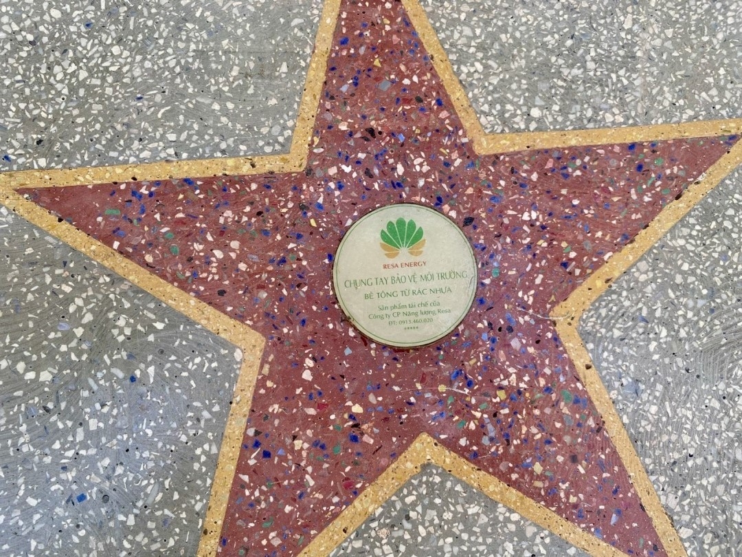 Nha Trang: Thi công đoạn đường bê tông từ rác thải nhựa Nha Trang: Thi công đoạn đường bê tông từ rác thải nhựa