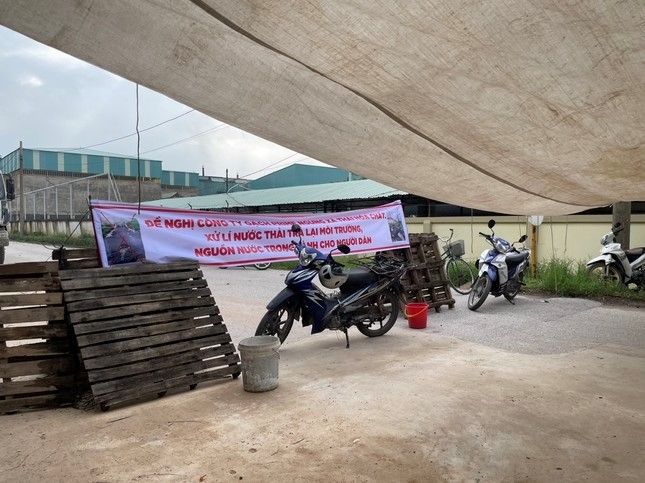 Vĩnh Phúc: Công ty gạch gây ô nhiễm, dân chặn cửa Vĩnh Phúc: Công ty gạch gây ô nhiễm, dân chặn cửa