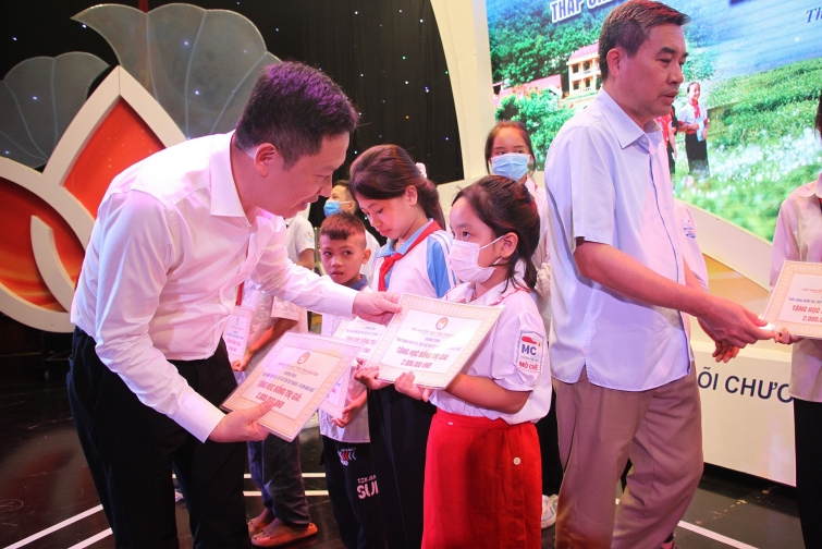 Masan High-Tech Materials 5 năm liên tiếp lọt Top 100 Doanh nghiệp bền vững Việt Nam Masan High-Tech Materials 5 năm liên tiếp lọt Top 100 Doanh nghiệp bền vững Việt Nam