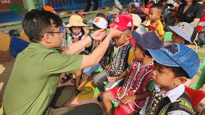 Công an tỉnh Lâm Đồng tặng giếng nước và quà tặng cho 3 trường học tại huyện Đam Rông