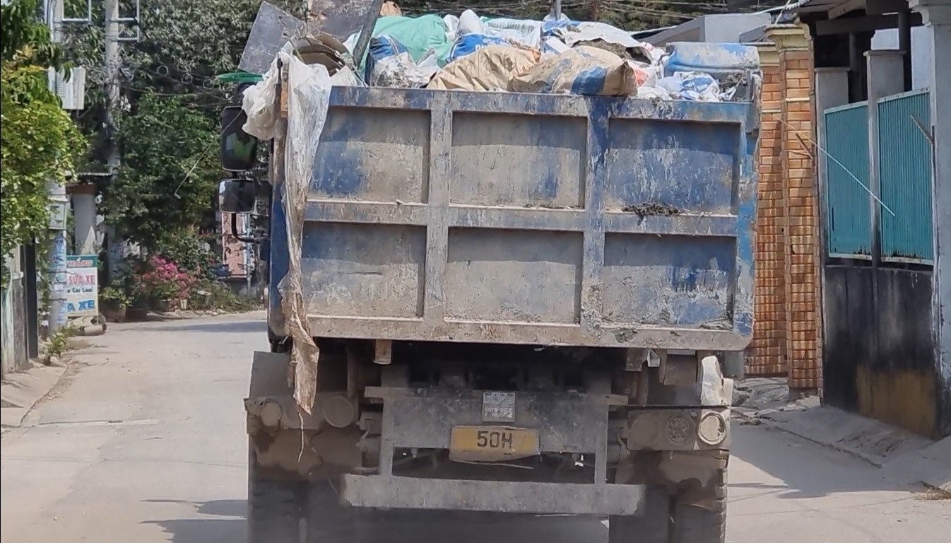Bài 1: Xe chở rác thải xây dựng gây ô nhiễm môi trường tại TP. Thủ Đức