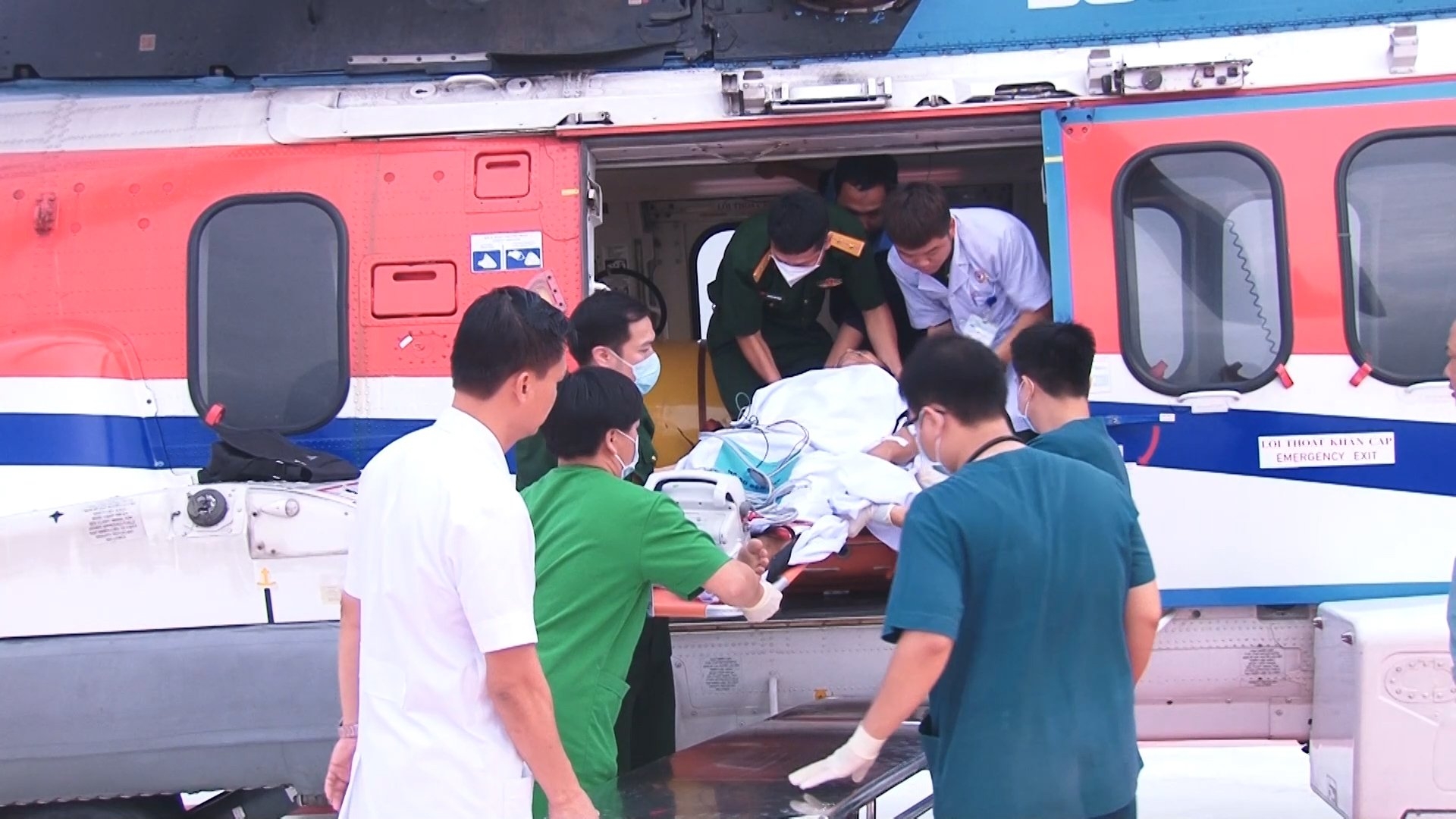 Bệnh viện Quân y 175 dùng trực thăng cấp cứu bệnh nhân đa chấn thương nặng từ đảo Trường Sa vào đất liền điều trị