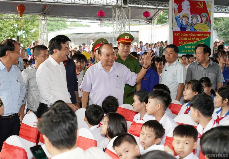 Thủ tướng tặng quà Trung thu cho trẻ em nghèo
