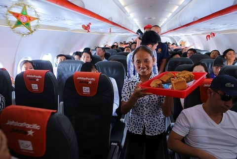 Chuyện thật như đùa: Jetstar Pacific sử dụng bánh Trung thu của Bà Tân Vlog mời hành khách