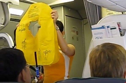 Trộm áo phao trên máy bay, nữ hành khách bị phạt 8,5 triệu đồng