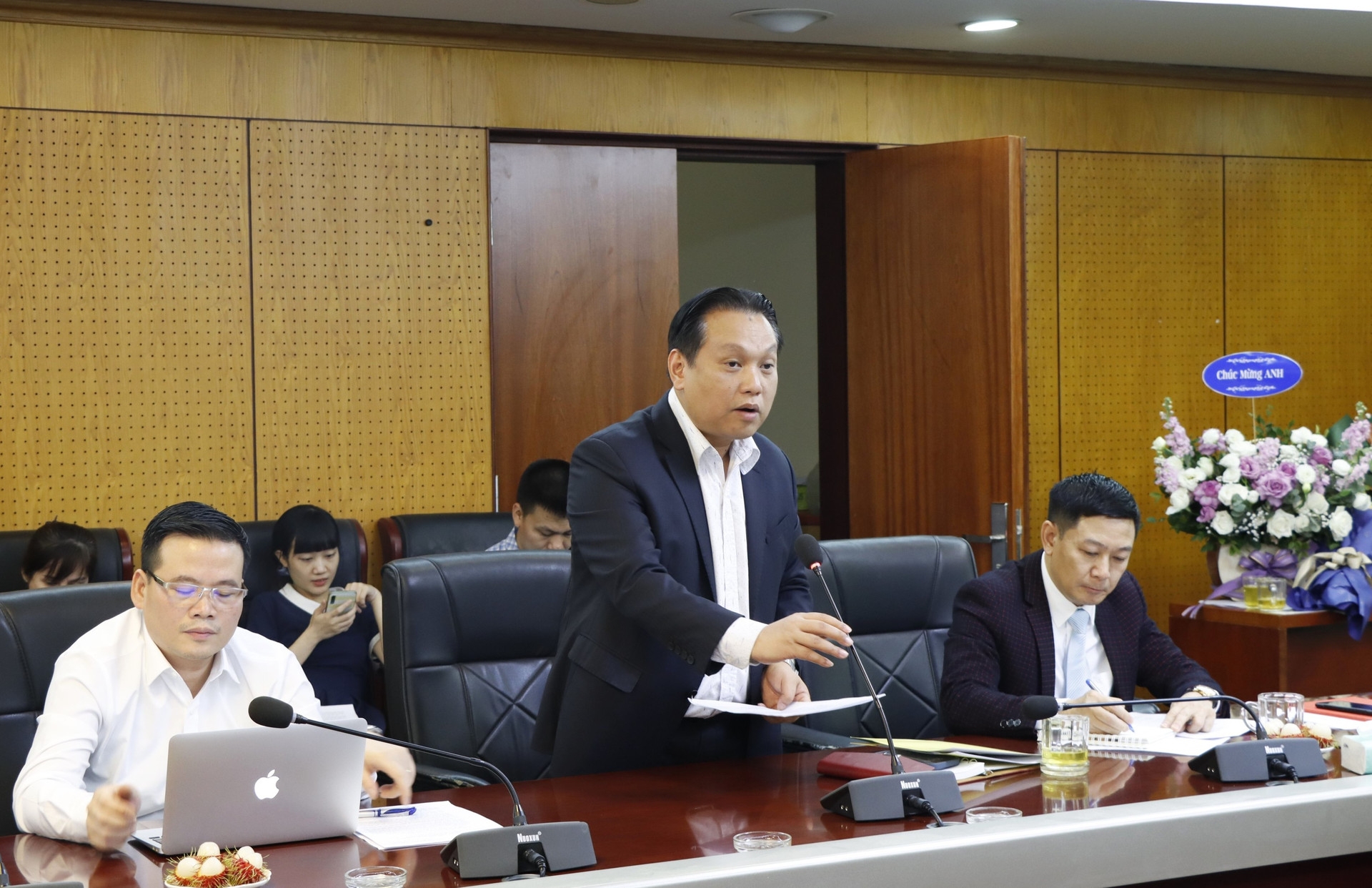 Ông Nguyễn Hưng Thịnh, Vụ trưởng Vụ Môi trường báo cáo tại cuộc họp. Ảnh sưu tầm