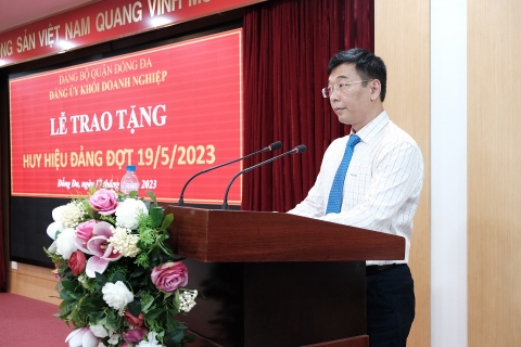 Đảng bộ Khối doanh nghiệp quận Đống Đa tổ chức Hội nghị “Học tập và làm theo tư tưởng, đạo đức, phong cách Hồ Chí Minh” và trao tặng Huy hiệu Đảng