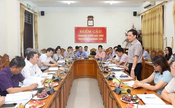 Lãnh đạo huyện Thanh Trì báo cáo với đoàn giám sát