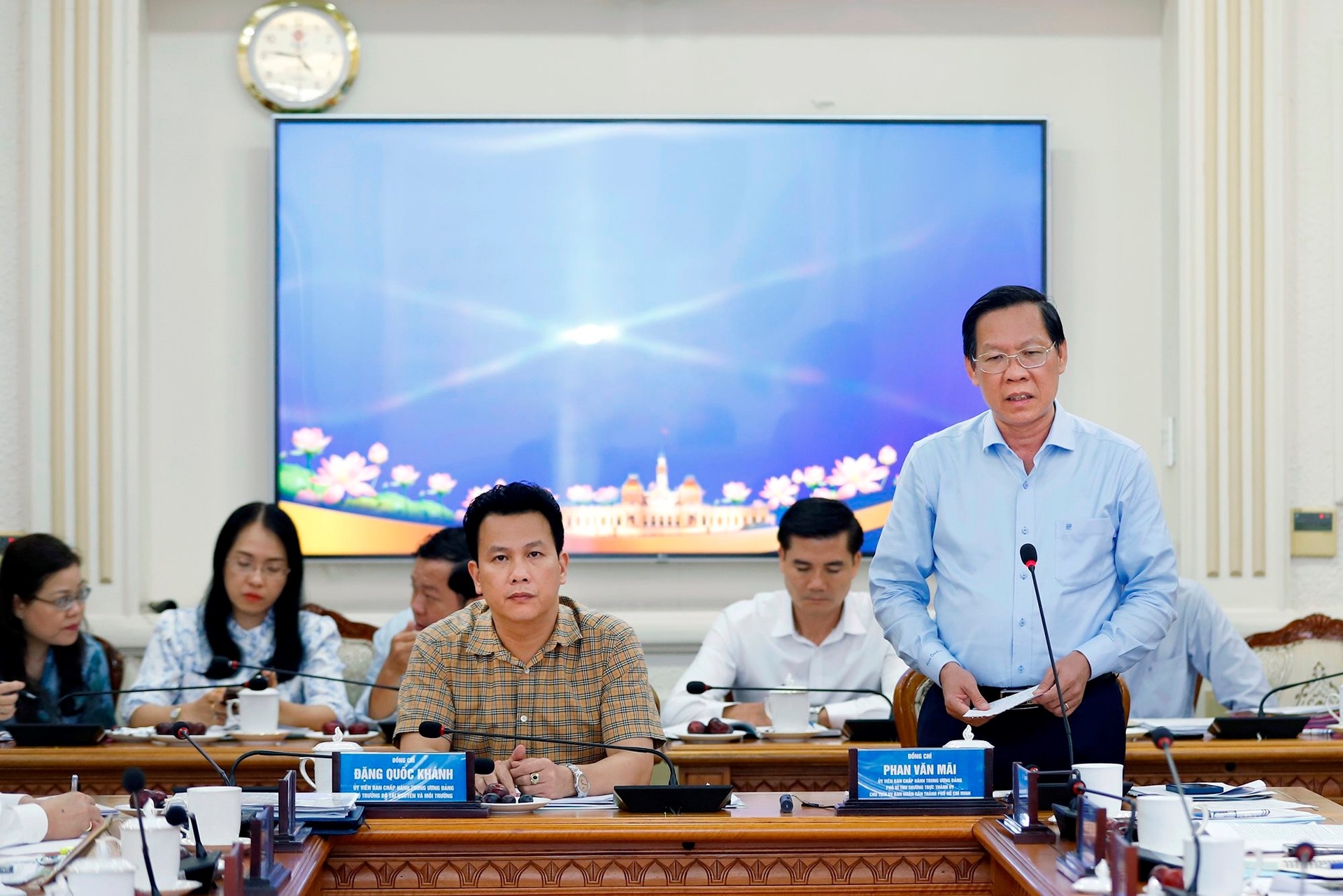  Chủ tịch UBND TP. Hồ Chí Minh Phan Văn Mãi phát biểu tại buổi họp