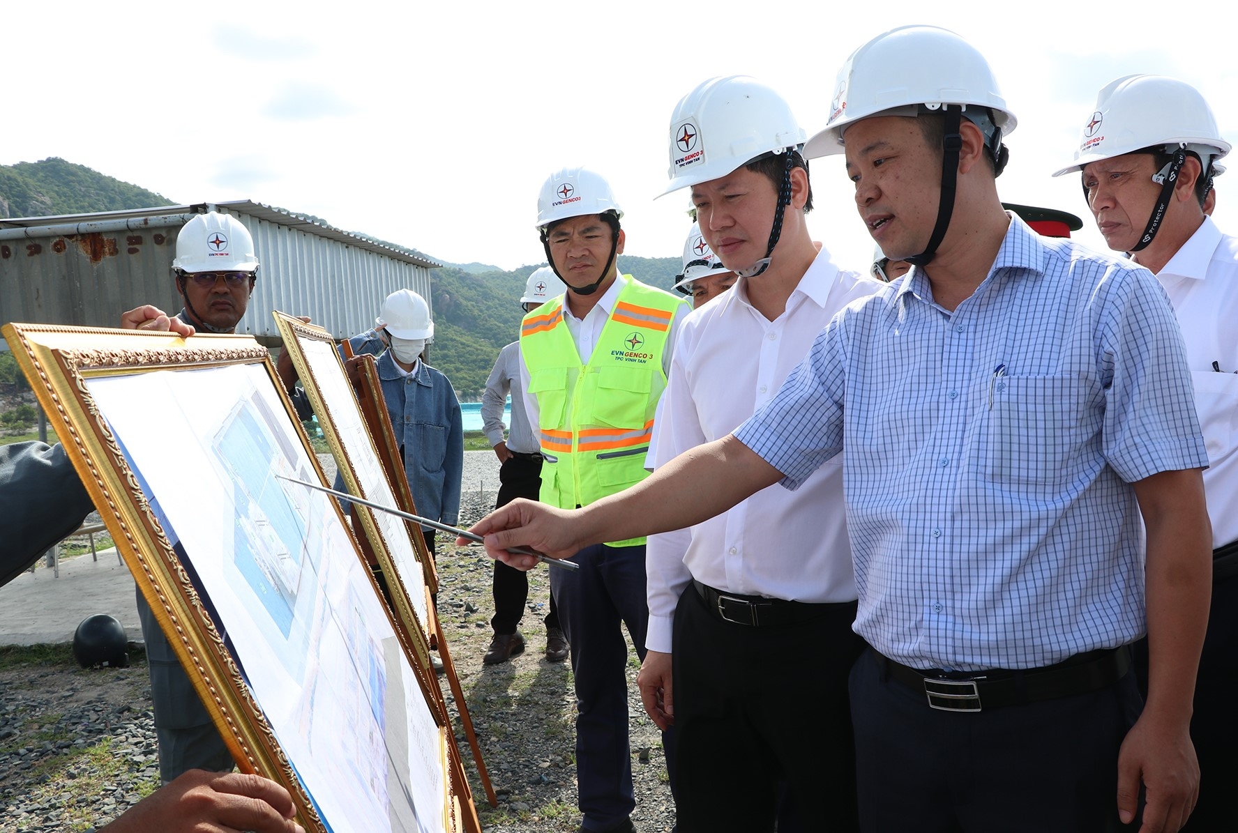 Đại diện Công ty Nhiệt điện Vĩnh Tân đã báo cáo tình hình sản xuất và công tác bảo vệ môi trường tại Nhà máy