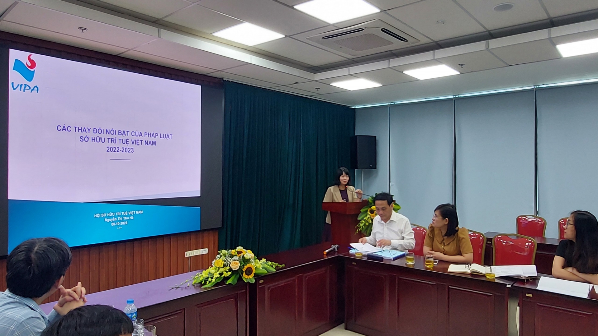 Bà Nguyễn Thị Thu Hà - Trưởng ban Pháp chế, Hội sở hữu trí tuệ Việt Nam phát biểu tham luận