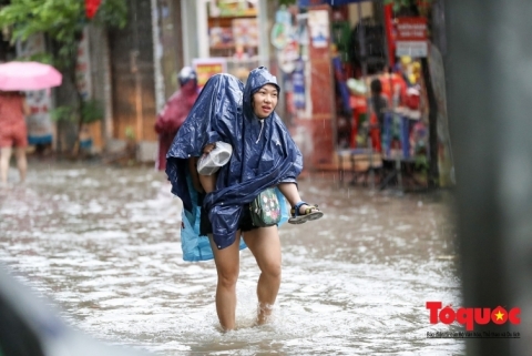Hình ảnh xưa nay hiếm ở Hà Nội: Cha mẹ cõng con vượt sông trong phố đến trường