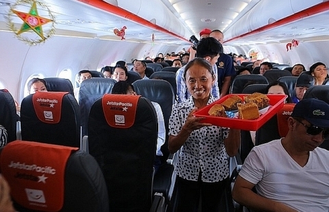 Bánh Trung thu của bà Tân Vlog lên máy bay Jetstar Pacific: Con voi chui lọt lỗ kim...!