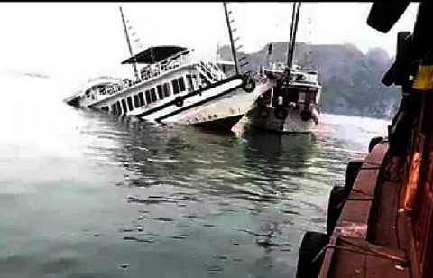 Sà lan chở đá đâm chìm tàu du lịch trên vịnh Hạ Long
