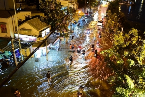 Nước từ cống trào lên khắp nơi, triều cường Sài Gòn lại đạt đỉnh