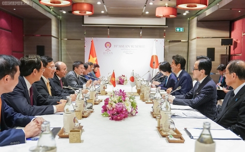 Thủ tướng Nguyễn Xuân Phúc gặp Thủ tướng Nhật Bản