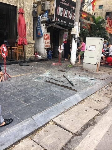 Hà Nội: Kính cửa sổ một khách sạn rơi, 3 người nhập viện